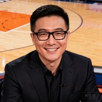资深篮球解说员王猛，戴眼镜微笑
